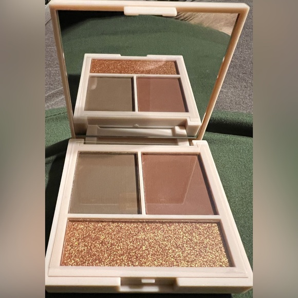 Makeup Revolution London Contour
Palette Compact~ Deep - Picture 1 of 3
